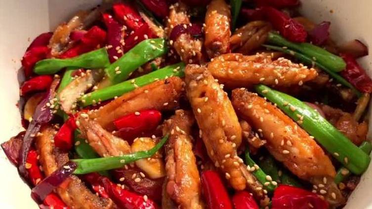 【饭点啦～一个硬菜来啦】干饭人干锅香辣鸡翅。